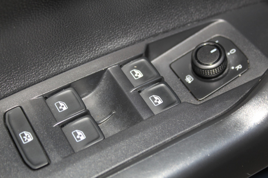 Volkswagen Polo 1.0-95pk TSI Comfortline. Mooie 5drs. VW Polo voor nog jaren rijplezier ! Airco, adaptieve cruise cntrl, navigatie, bluetooth tel. voorb., Apple Carplay/Android auto, LM wielen, 4x USB uitg., metallic lak, camera etc.