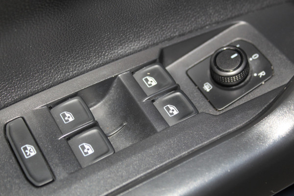 Volkswagen Polo 1.0-95pk TSI Comfortline. Mooie 5drs. VW Polo voor nog jaren rijplezier ! Airco, adaptieve cruise cntrl, navigatie, bluetooth tel. voorb., Apple Carplay/Android auto, LM wielen, 4x USB uitg., metallic lak, camera etc.