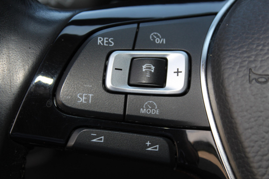 Volkswagen Polo 1.0-95pk TSI Comfortline. Mooie 5drs. VW Polo voor nog jaren rijplezier ! Airco, adaptieve cruise cntrl, navigatie, bluetooth tel. voorb., Apple Carplay/Android auto, LM wielen, 4x USB uitg., metallic lak, camera etc.