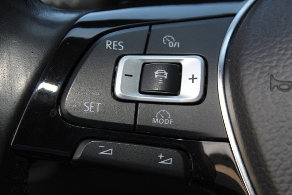 Volkswagen Polo 1.0-95pk TSI Comfortline. Mooie 5drs. VW Polo voor nog jaren rijplezier ! Airco, adaptieve cruise cntrl, navigatie, bluetooth tel. voorb., Apple Carplay/Android auto, LM wielen, 4x USB uitg., metallic lak, camera etc.