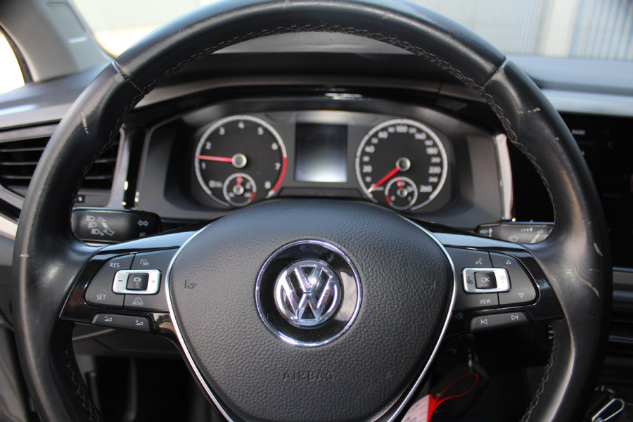 Volkswagen Polo 1.0-95pk TSI Comfortline. Mooie 5drs. VW Polo voor nog jaren rijplezier ! Airco, adaptieve cruise cntrl, navigatie, bluetooth tel. voorb., Apple Carplay/Android auto, LM wielen, 4x USB uitg., metallic lak, camera etc.