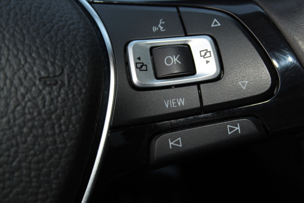 Volkswagen Polo 1.0-95pk TSI Comfortline. Mooie 5drs. VW Polo voor nog jaren rijplezier ! Airco, adaptieve cruise cntrl, navigatie, bluetooth tel. voorb., Apple Carplay/Android auto, LM wielen, 4x USB uitg., metallic lak, camera etc.