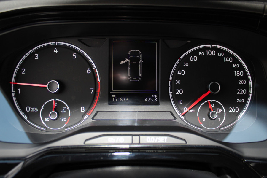Volkswagen Polo 1.0-95pk TSI Comfortline. Mooie 5drs. VW Polo voor nog jaren rijplezier ! Airco, adaptieve cruise cntrl, navigatie, bluetooth tel. voorb., Apple Carplay/Android auto, LM wielen, 4x USB uitg., metallic lak, camera etc.
