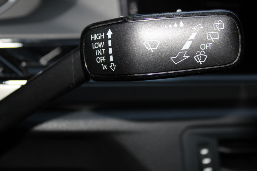 Volkswagen Polo 1.0-95pk TSI Comfortline. Mooie 5drs. VW Polo voor nog jaren rijplezier ! Airco, adaptieve cruise cntrl, navigatie, bluetooth tel. voorb., Apple Carplay/Android auto, LM wielen, 4x USB uitg., metallic lak, camera etc.