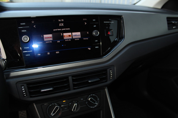 Volkswagen Polo 1.0-95pk TSI Comfortline. Mooie 5drs. VW Polo voor nog jaren rijplezier ! Airco, adaptieve cruise cntrl, navigatie, bluetooth tel. voorb., Apple Carplay/Android auto, LM wielen, 4x USB uitg., metallic lak, camera etc.