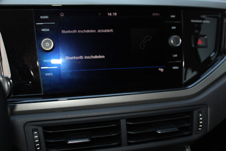 Volkswagen Polo 1.0-95pk TSI Comfortline. Mooie 5drs. VW Polo voor nog jaren rijplezier ! Airco, adaptieve cruise cntrl, navigatie, bluetooth tel. voorb., Apple Carplay/Android auto, LM wielen, 4x USB uitg., metallic lak, camera etc.