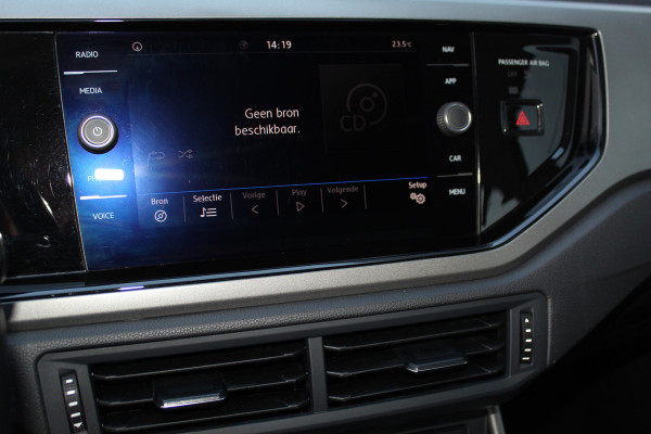 Volkswagen Polo 1.0-95pk TSI Comfortline. Mooie 5drs. VW Polo voor nog jaren rijplezier ! Airco, adaptieve cruise cntrl, navigatie, bluetooth tel. voorb., Apple Carplay/Android auto, LM wielen, 4x USB uitg., metallic lak, camera etc.