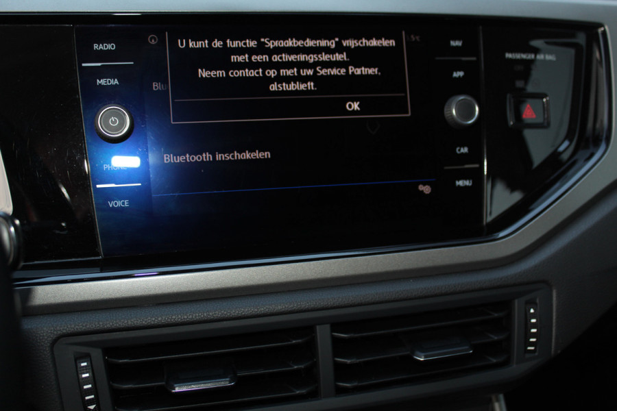 Volkswagen Polo 1.0-95pk TSI Comfortline. Mooie 5drs. VW Polo voor nog jaren rijplezier ! Airco, adaptieve cruise cntrl, navigatie, bluetooth tel. voorb., Apple Carplay/Android auto, LM wielen, 4x USB uitg., metallic lak, camera etc.