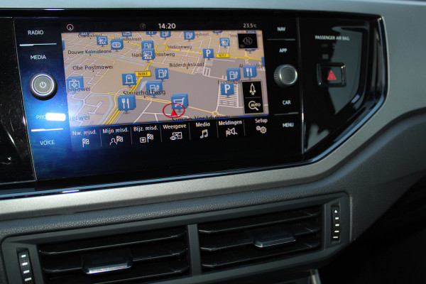 Volkswagen Polo 1.0-95pk TSI Comfortline. Mooie 5drs. VW Polo voor nog jaren rijplezier ! Airco, adaptieve cruise cntrl, navigatie, bluetooth tel. voorb., Apple Carplay/Android auto, LM wielen, 4x USB uitg., metallic lak, camera etc.