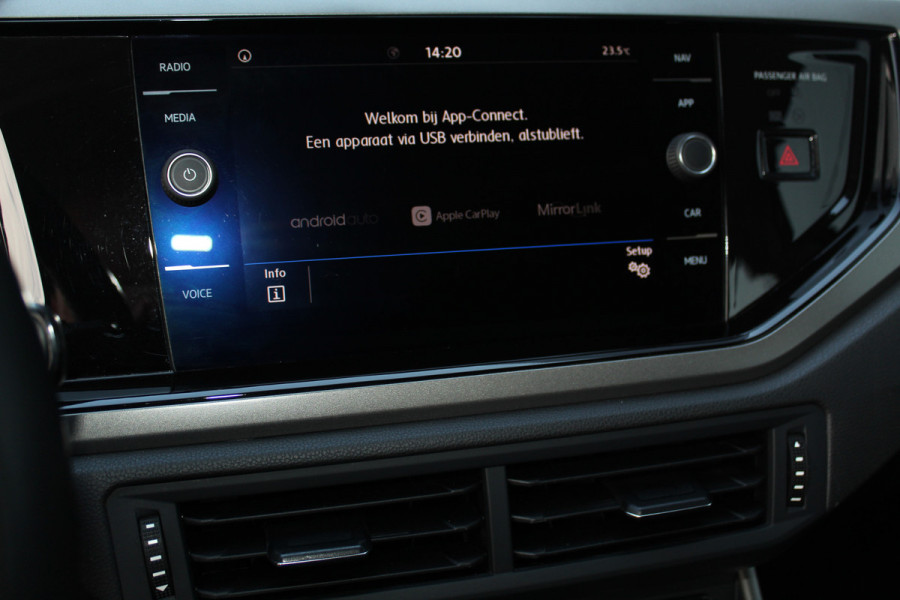 Volkswagen Polo 1.0-95pk TSI Comfortline. Mooie 5drs. VW Polo voor nog jaren rijplezier ! Airco, adaptieve cruise cntrl, navigatie, bluetooth tel. voorb., Apple Carplay/Android auto, LM wielen, 4x USB uitg., metallic lak, camera etc.