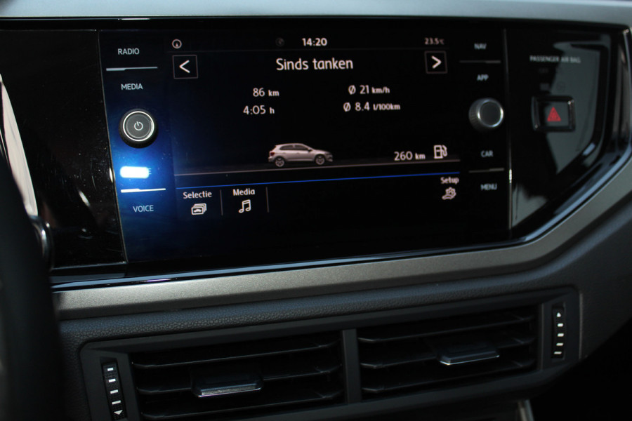 Volkswagen Polo 1.0-95pk TSI Comfortline. Mooie 5drs. VW Polo voor nog jaren rijplezier ! Airco, adaptieve cruise cntrl, navigatie, bluetooth tel. voorb., Apple Carplay/Android auto, LM wielen, 4x USB uitg., metallic lak, camera etc.