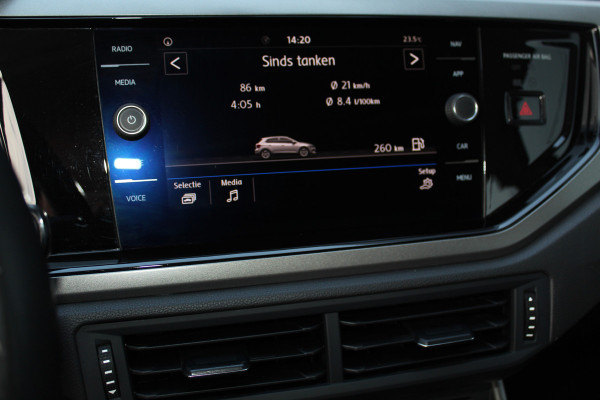 Volkswagen Polo 1.0-95pk TSI Comfortline. Mooie 5drs. VW Polo voor nog jaren rijplezier ! Airco, adaptieve cruise cntrl, navigatie, bluetooth tel. voorb., Apple Carplay/Android auto, LM wielen, 4x USB uitg., metallic lak, camera etc.