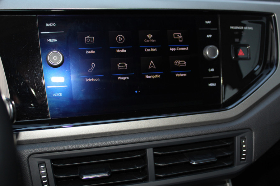 Volkswagen Polo 1.0-95pk TSI Comfortline. Mooie 5drs. VW Polo voor nog jaren rijplezier ! Airco, adaptieve cruise cntrl, navigatie, bluetooth tel. voorb., Apple Carplay/Android auto, LM wielen, 4x USB uitg., metallic lak, camera etc.