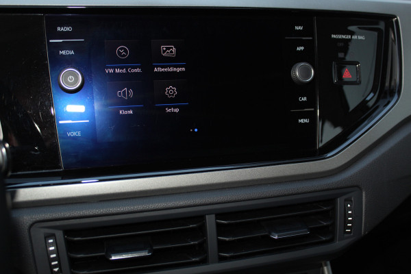 Volkswagen Polo 1.0-95pk TSI Comfortline. Mooie 5drs. VW Polo voor nog jaren rijplezier ! Airco, adaptieve cruise cntrl, navigatie, bluetooth tel. voorb., Apple Carplay/Android auto, LM wielen, 4x USB uitg., metallic lak, camera etc.