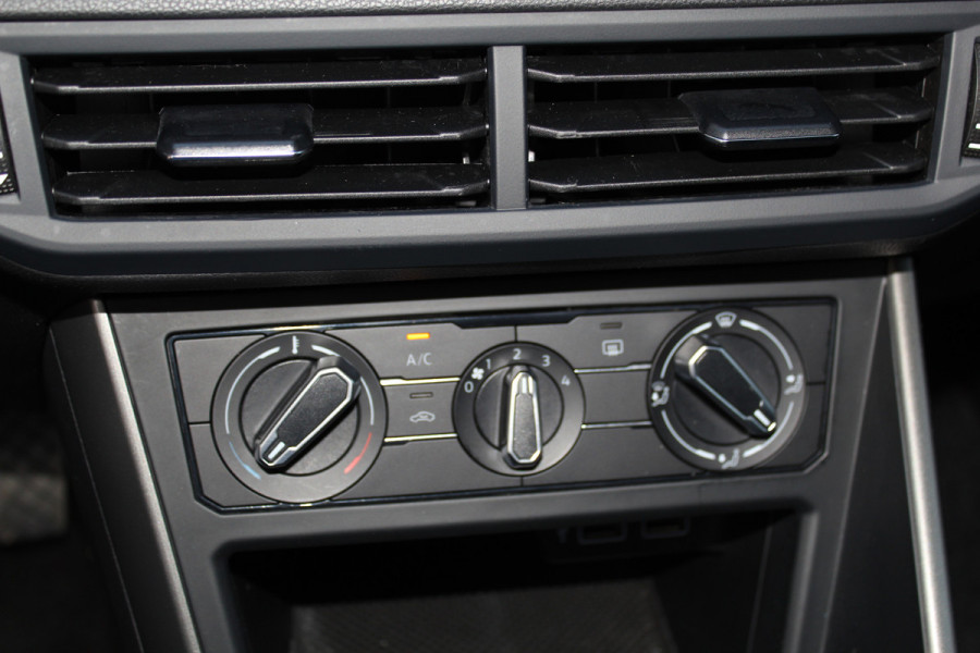 Volkswagen Polo 1.0-95pk TSI Comfortline. Mooie 5drs. VW Polo voor nog jaren rijplezier ! Airco, adaptieve cruise cntrl, navigatie, bluetooth tel. voorb., Apple Carplay/Android auto, LM wielen, 4x USB uitg., metallic lak, camera etc.