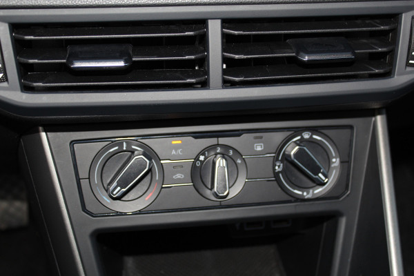 Volkswagen Polo 1.0-95pk TSI Comfortline. Mooie 5drs. VW Polo voor nog jaren rijplezier ! Airco, adaptieve cruise cntrl, navigatie, bluetooth tel. voorb., Apple Carplay/Android auto, LM wielen, 4x USB uitg., metallic lak, camera etc.