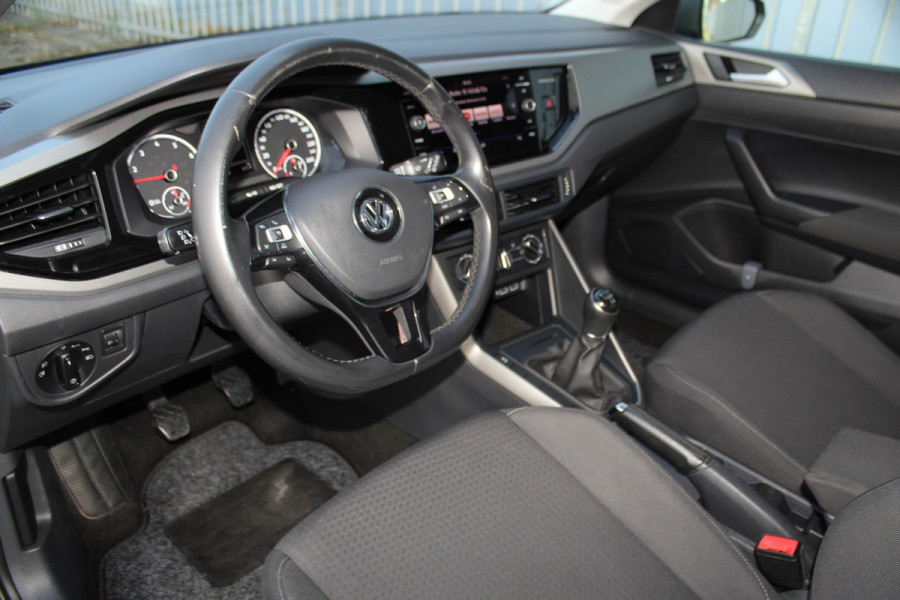 Volkswagen Polo 1.0-95pk TSI Comfortline. Mooie 5drs. VW Polo voor nog jaren rijplezier ! Airco, adaptieve cruise cntrl, navigatie, bluetooth tel. voorb., Apple Carplay/Android auto, LM wielen, 4x USB uitg., metallic lak, camera etc.