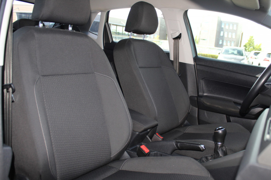 Volkswagen Polo 1.0-95pk TSI Comfortline. Mooie 5drs. VW Polo voor nog jaren rijplezier ! Airco, adaptieve cruise cntrl, navigatie, bluetooth tel. voorb., Apple Carplay/Android auto, LM wielen, 4x USB uitg., metallic lak, camera etc.