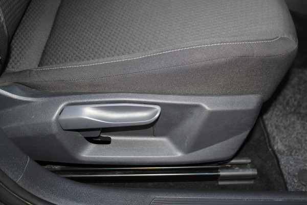 Volkswagen Polo 1.0-95pk TSI Comfortline. Mooie 5drs. VW Polo voor nog jaren rijplezier ! Airco, adaptieve cruise cntrl, navigatie, bluetooth tel. voorb., Apple Carplay/Android auto, LM wielen, 4x USB uitg., metallic lak, camera etc.