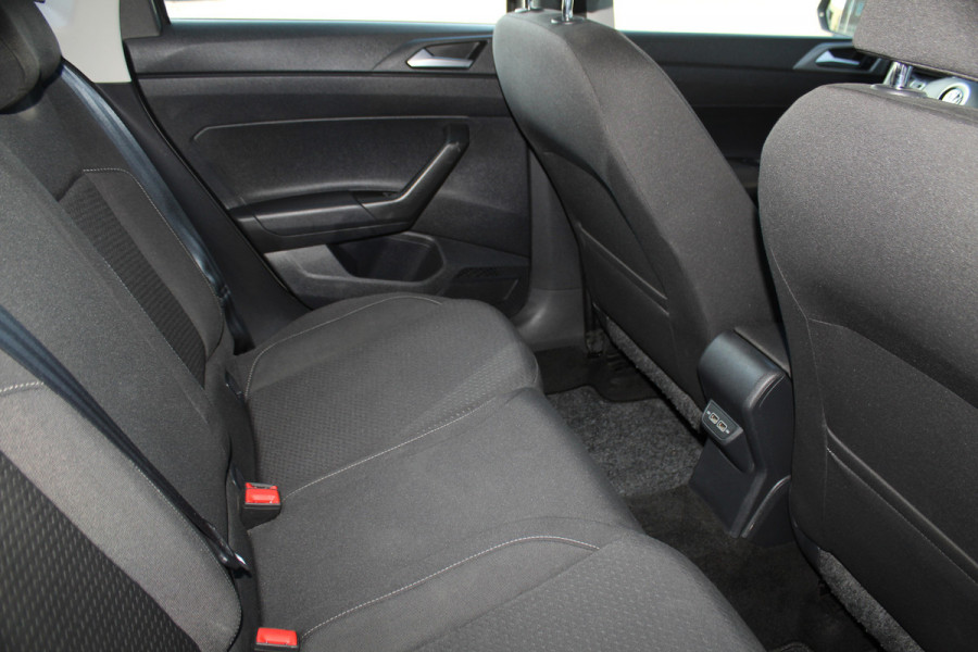 Volkswagen Polo 1.0-95pk TSI Comfortline. Mooie 5drs. VW Polo voor nog jaren rijplezier ! Airco, adaptieve cruise cntrl, navigatie, bluetooth tel. voorb., Apple Carplay/Android auto, LM wielen, 4x USB uitg., metallic lak, camera etc.