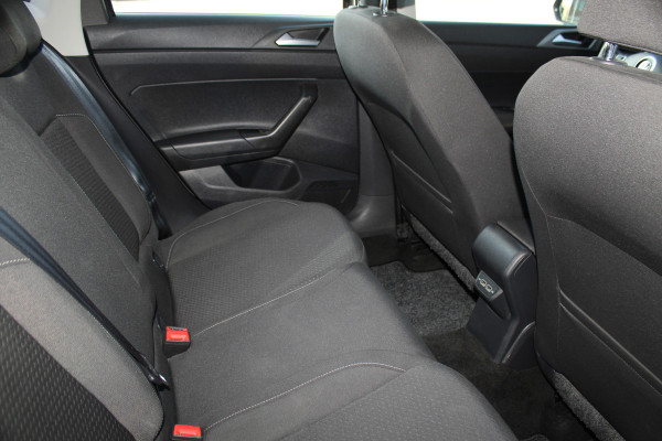 Volkswagen Polo 1.0-95pk TSI Comfortline. Mooie 5drs. VW Polo voor nog jaren rijplezier ! Airco, adaptieve cruise cntrl, navigatie, bluetooth tel. voorb., Apple Carplay/Android auto, LM wielen, 4x USB uitg., metallic lak, camera etc.