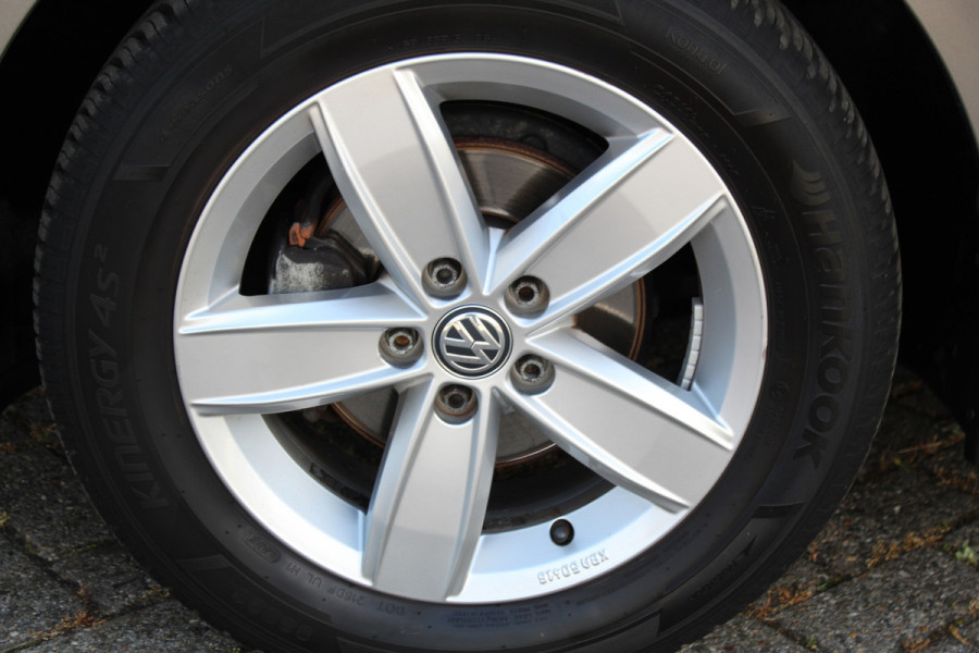 Volkswagen Polo 1.0-95pk TSI Comfortline. Mooie 5drs. VW Polo voor nog jaren rijplezier ! Airco, adaptieve cruise cntrl, navigatie, bluetooth tel. voorb., Apple Carplay/Android auto, LM wielen, 4x USB uitg., metallic lak, camera etc.