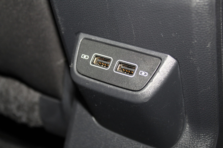 Volkswagen Polo 1.0-95pk TSI Comfortline. Mooie 5drs. VW Polo voor nog jaren rijplezier ! Airco, adaptieve cruise cntrl, navigatie, bluetooth tel. voorb., Apple Carplay/Android auto, LM wielen, 4x USB uitg., metallic lak, camera etc.