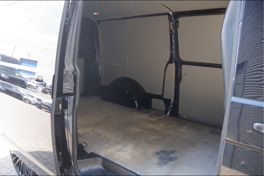 Volkswagen Transporter 2.0 TDI L2 EURO 6! 150PK, 2X SCHUIFDEUR, TREKHAAK, 20'' LMV, STOELVERWARMING, STANDKACHEL, CRUISE, AIRCO