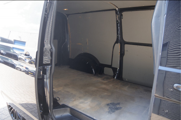 Volkswagen Transporter 2.0 TDI L2 EURO 6! 150PK, 2X SCHUIFDEUR, TREKHAAK, 20'' LMV, STOELVERWARMING, STANDKACHEL, CRUISE, AIRCO