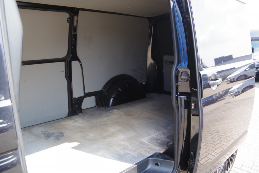 Volkswagen Transporter 2.0 TDI L2 EURO 6! 150PK, 2X SCHUIFDEUR, TREKHAAK, 20'' LMV, STOELVERWARMING, STANDKACHEL, CRUISE, AIRCO