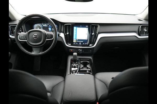 Volvo V60 T6 Recharge AWD Inscription PHEV 340pk Dealer O.H | Trekhaak Af Fabriek | Camera | Harman / Kardon | Lederen Sportstoelen Verwarmd | Cruise Control | Apple Carplay | Stuurverwarming | Keyless | Virtual | Navigatie | DAB | 18"L.M |