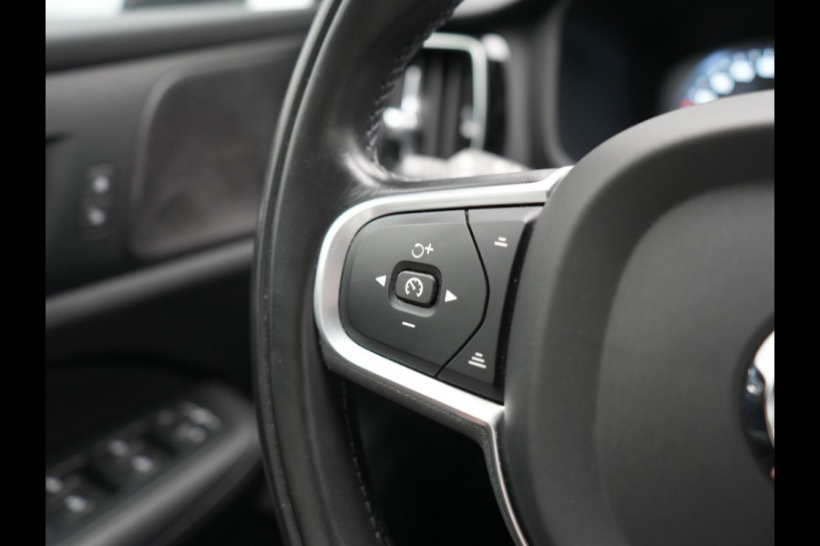 Volvo V60 T6 Recharge AWD Inscription PHEV 340pk Dealer O.H | Trekhaak Af Fabriek | Camera | Harman / Kardon | Lederen Sportstoelen Verwarmd | Cruise Control | Apple Carplay | Stuurverwarming | Keyless | Virtual | Navigatie | DAB | 18"L.M |