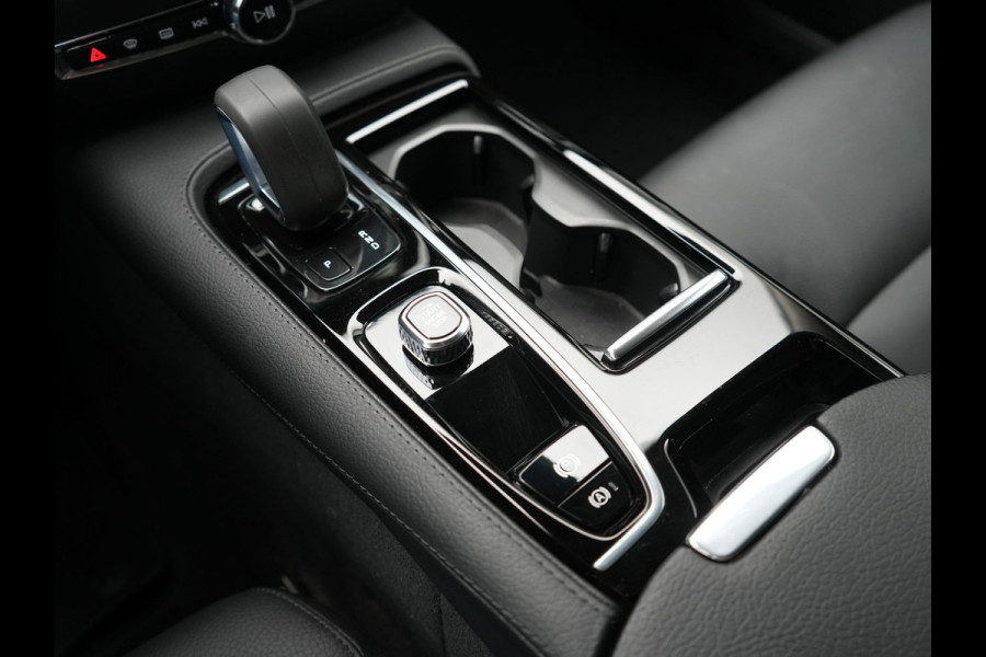 Volvo V60 T6 Recharge AWD Inscription PHEV 340pk Dealer O.H | Trekhaak Af Fabriek | Camera | Harman / Kardon | Lederen Sportstoelen Verwarmd | Cruise Control | Apple Carplay | Stuurverwarming | Keyless | Virtual | Navigatie | DAB | 18"L.M |
