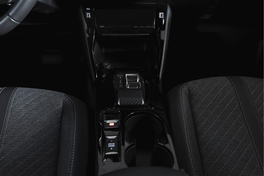 Peugeot 2008 1.2 PureTech 130 PK Allure - Automaat | Dig. Cockpit | Adapt. Cruise | Stoelverw. | PDC | Camera | App. Connect | ECC | LM 17" |