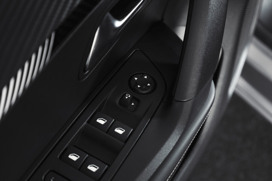 Peugeot 2008 1.2 PureTech 130 PK Allure - Automaat | Dig. Cockpit | Adapt. Cruise | Stoelverw. | PDC | Camera | App. Connect | ECC | LM 17" |