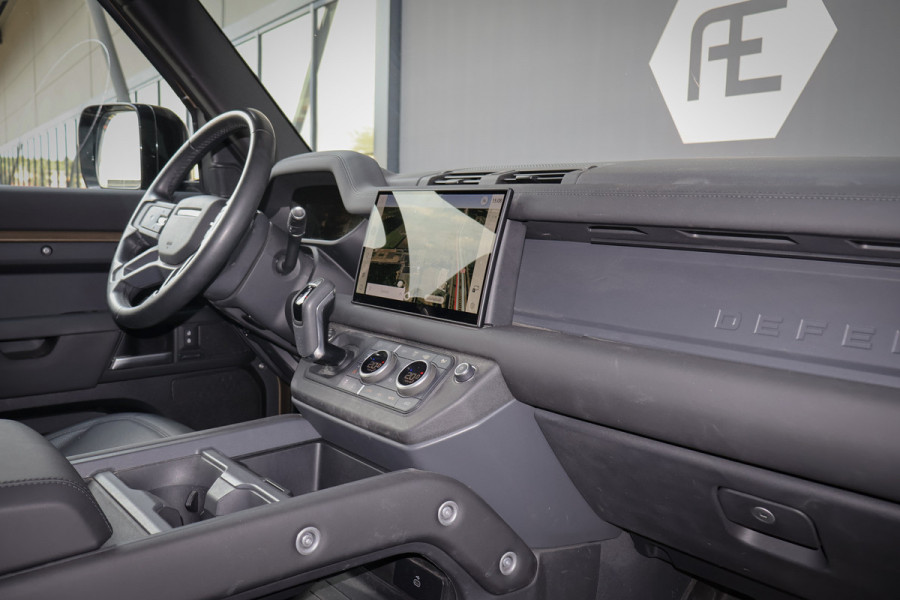 Land Rover Defender 110 P300e X-Dynamic SE