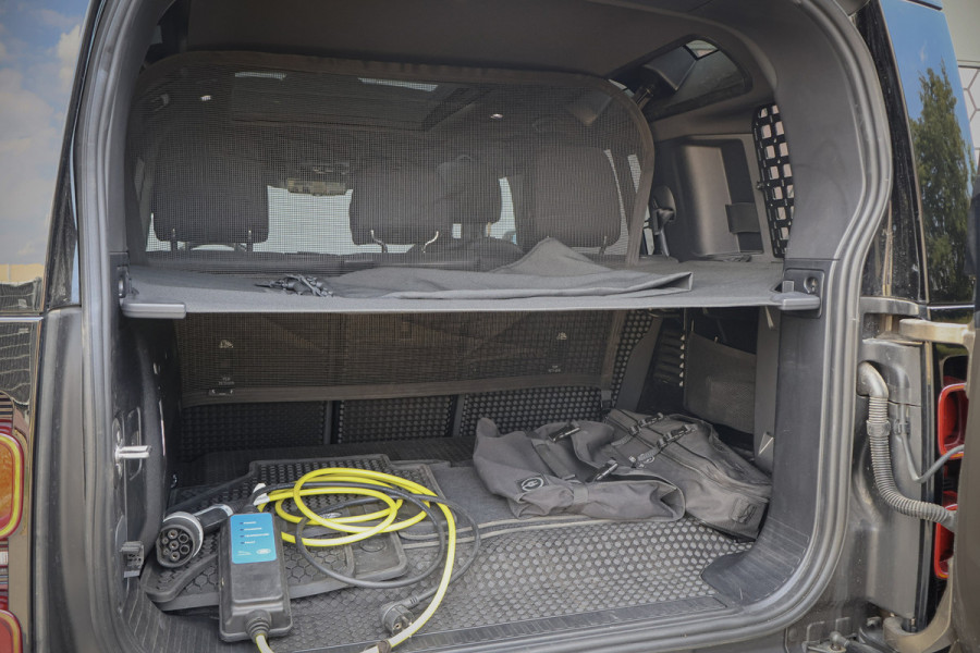 Land Rover Defender 110 P300e X-Dynamic SE