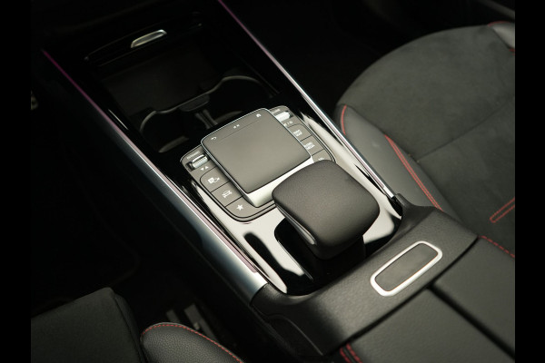 Mercedes-Benz EQB 350 4MATIC AMG Line 70 kWh 293pk Dealer O.H | Panodak | Camera | Alcantara Sportstoelen Verwarmd | Cruise Control | Apple Carplay | Virtual | Navigatie | DAB | 18"L.M |