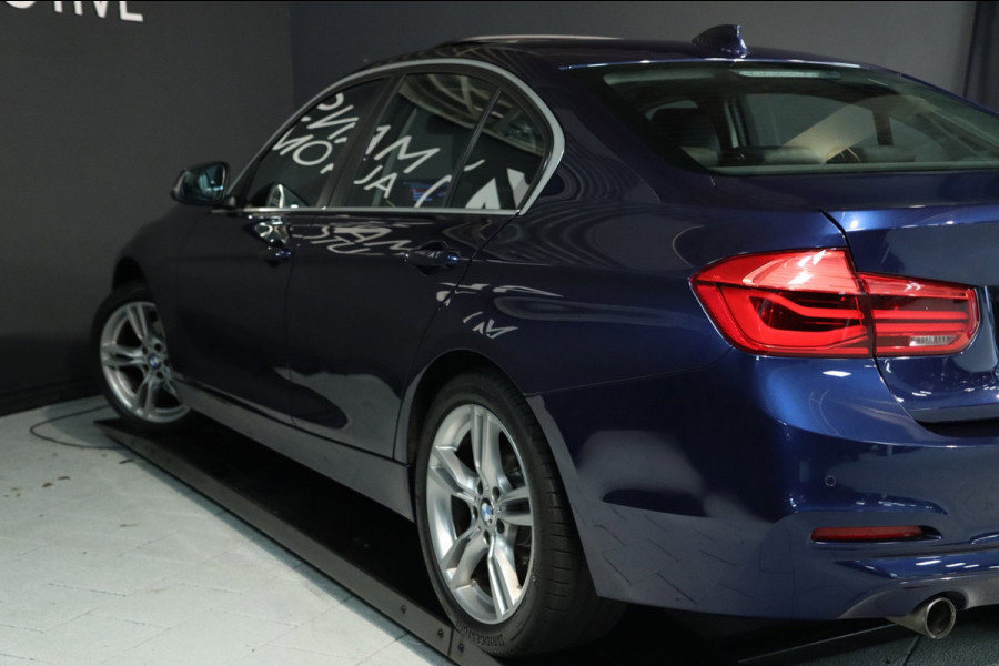 BMW 3 Serie 318i High Executive / SCHUIFDAK / LEDER / CARPLAY / STOELVERW