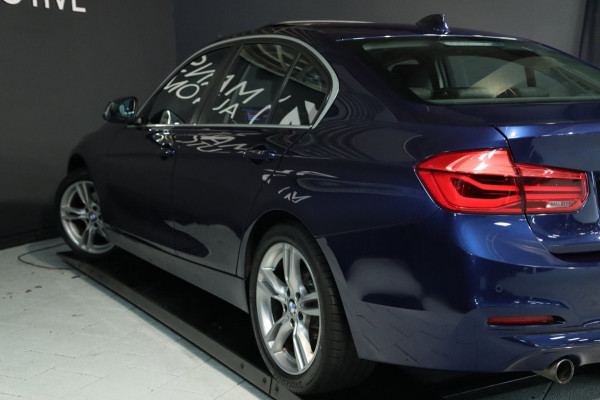 BMW 3 Serie 318i High Executive / SCHUIFDAK / LEDER / CARPLAY / STOELVERW