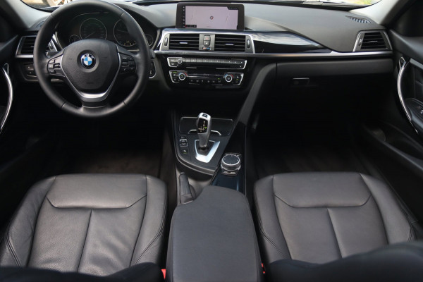 BMW 3 Serie 318i High Executive / SCHUIFDAK / LEDER / CARPLAY / STOELVERW