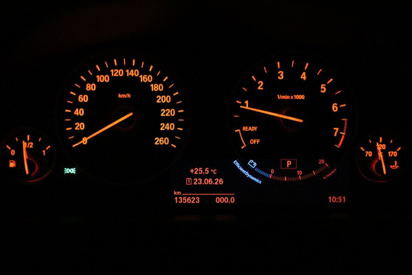 BMW 3 Serie 318i High Executive / SCHUIFDAK / LEDER / CARPLAY / STOELVERW