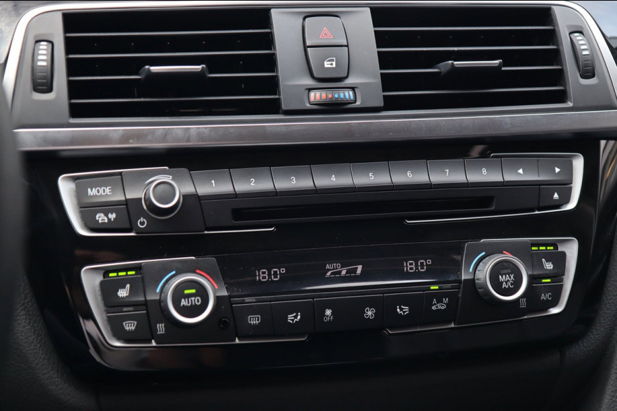 BMW 3 Serie 318i High Executive / SCHUIFDAK / LEDER / CARPLAY / STOELVERW