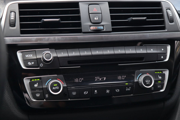 BMW 3 Serie 318i High Executive / SCHUIFDAK / LEDER / CARPLAY / STOELVERW