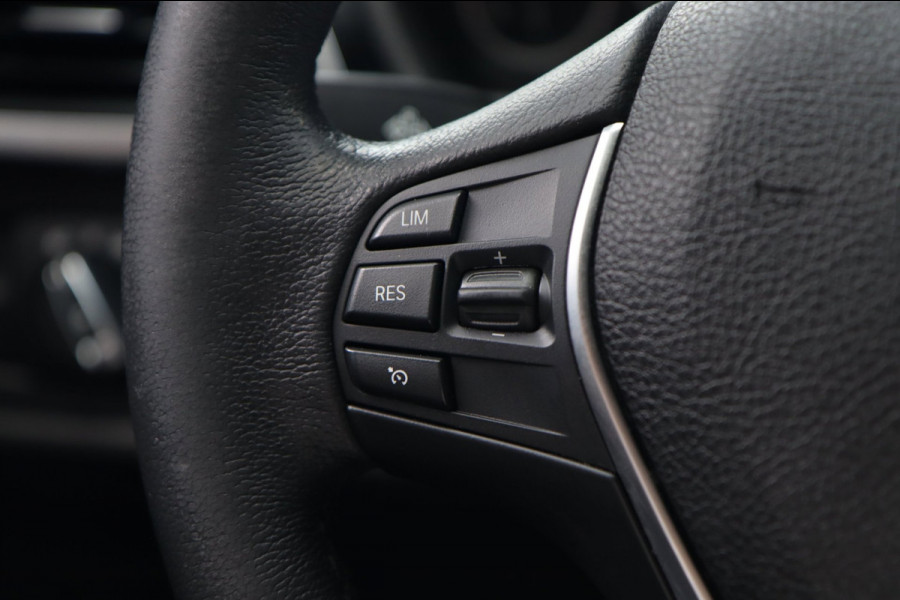 BMW 3 Serie 318i High Executive / SCHUIFDAK / LEDER / CARPLAY / STOELVERW