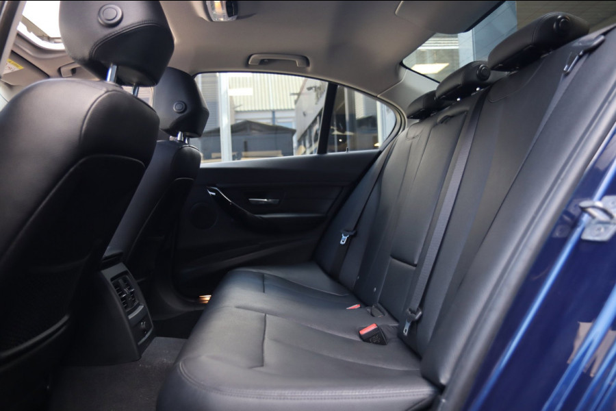 BMW 3 Serie 318i High Executive / SCHUIFDAK / LEDER / CARPLAY / STOELVERW