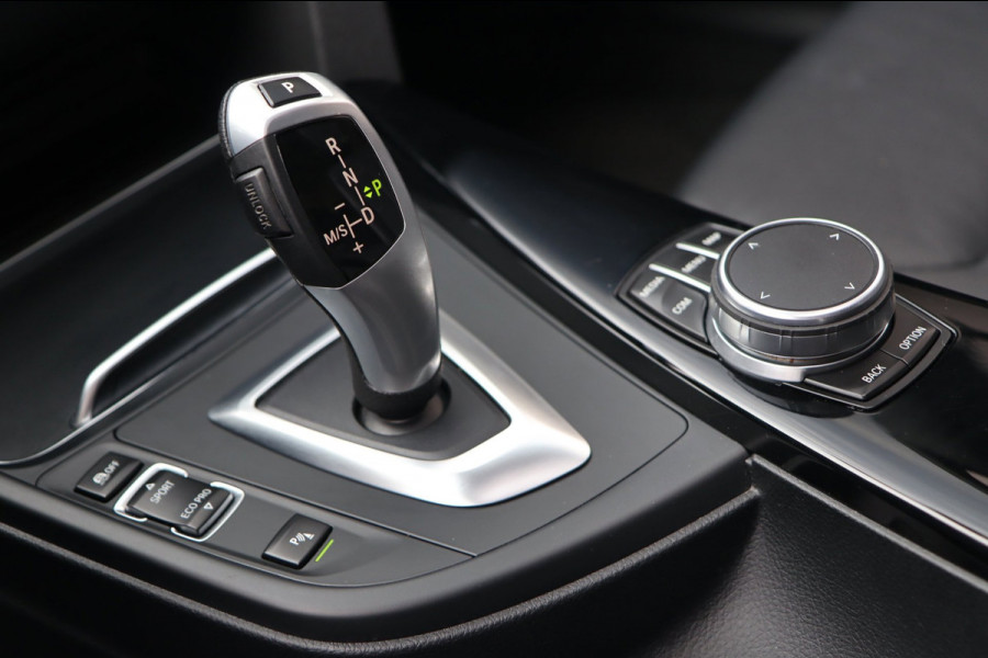 BMW 3 Serie 318i High Executive / SCHUIFDAK / LEDER / CARPLAY / STOELVERW