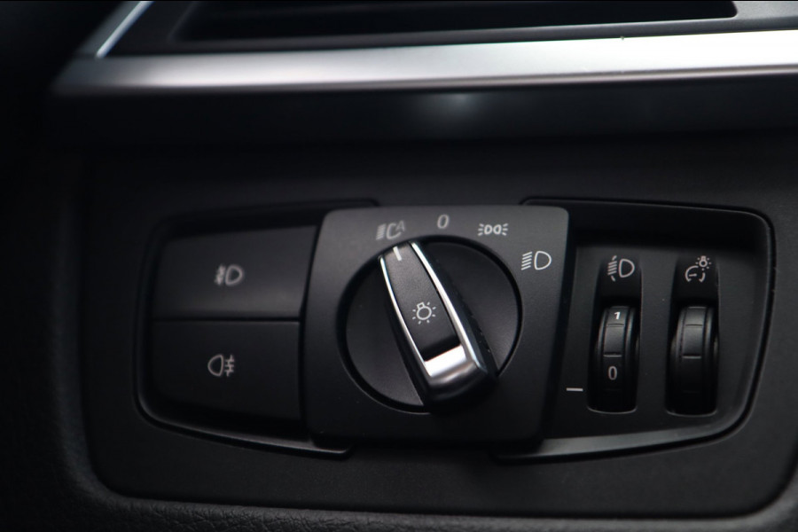 BMW 3 Serie 318i High Executive / SCHUIFDAK / LEDER / CARPLAY / STOELVERW