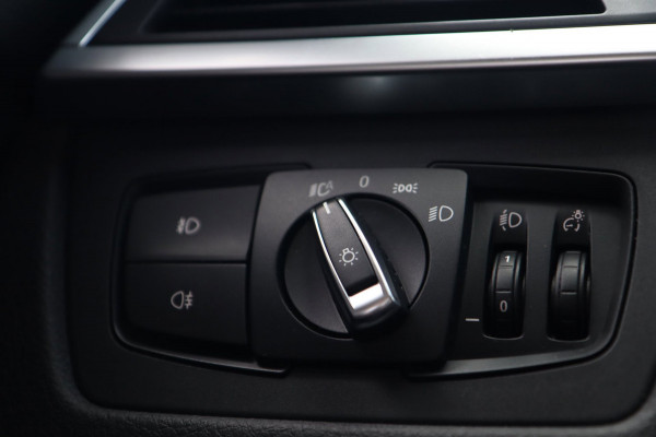 BMW 3 Serie 318i High Executive / SCHUIFDAK / LEDER / CARPLAY / STOELVERW