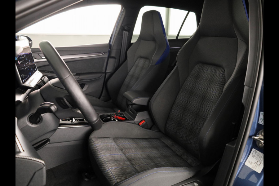 Volkswagen Golf 1.5 eHybrid GTE 272 pk Automaat (DSG) | Verlengde garantie | Navigatie | Panoramadak | Trekhaak (wegklapbaar) | Parkeersensoren (Park assist) | Rondomzicht camera | Head-up display |